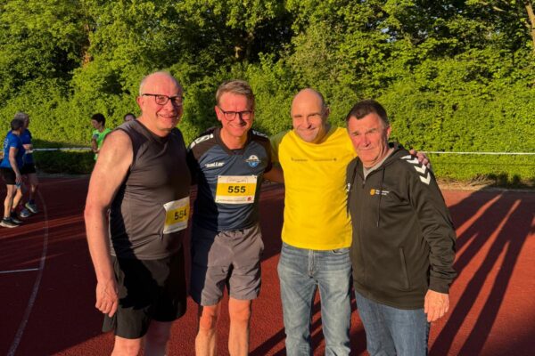 v. links: Bernhard Hoppe-Biermeyer, Landtagsabgeordneter und Organisator des Happe Run‘n Roll-Laufes in Delbrück, CDU-Generalsekretär Carsten Linnemann, Gregor Böhmer, Vorsitzender Leichtathletikabteilung TSV 1887 und Mathias Hornberger, Vorsitzender des Paderborner Stadtsportverbandes und Startschuss-Geber über 5 und 10km