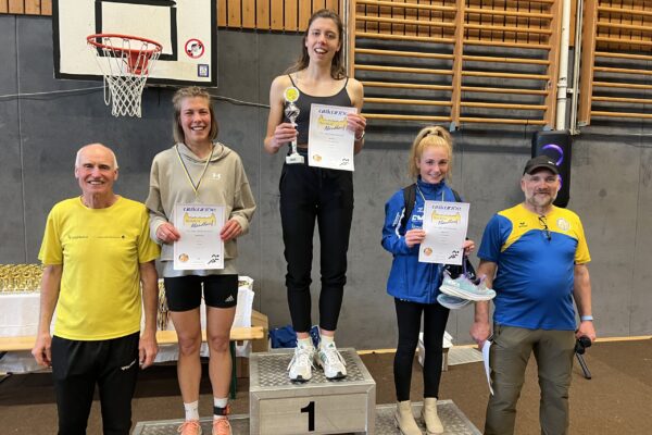 Die schnellsten 3 Frauen über 10km von links nach rechts Daniela Henn (Platz 2), Siegerin Lisa Kleine und Helena Kleck (Platz 3), umrahmt von Werner Gutthoff und Moderator Martin Looschelders vom TSV 1887