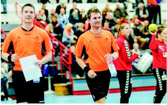 Unverhoffte Premiere: Christian Dux (links) und Bennett Follmert durften das Frauenbundesliga-Spiel zwischen Blomberg und Göppingen pfeifen. Foto: Theiss Foto: Rouven Theiss